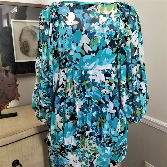 Top Blouse. Floral Print. Shades of Blue. A.N.A Brand. Size Medium. - Picture 8 of 9